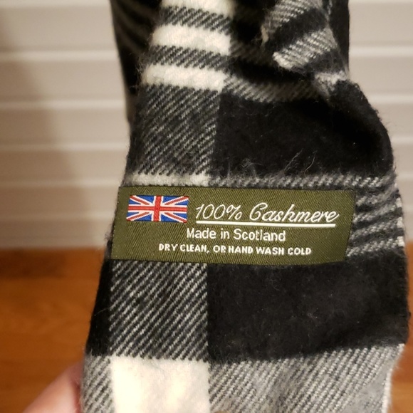 Cashmere Scarf - Picture 2 of 3